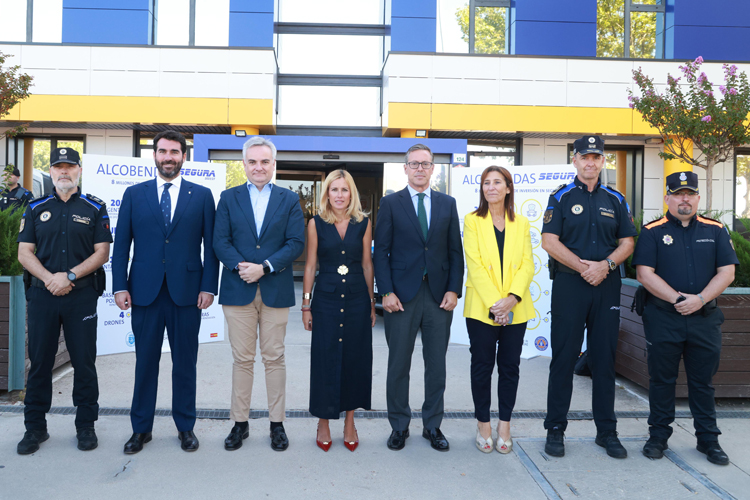 Las Alcaldesa de Alcobendas, Rocío García Alcántara ha presentado ‘Alcobendas Segura -Legislatura 2023-27’ acompañada por el Senador popular, Alfonso Serrano