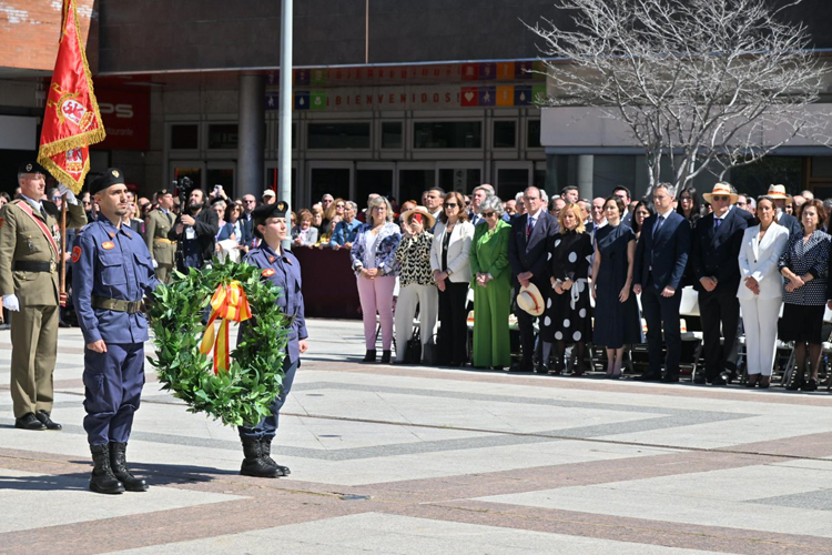 Más de 200 personas civiles han jurado bandera en Alcobendas, en un solemne acto al que ha asistido la Presidenta de la Comunidad de Madrid, Isabel Díaz Ayuso
