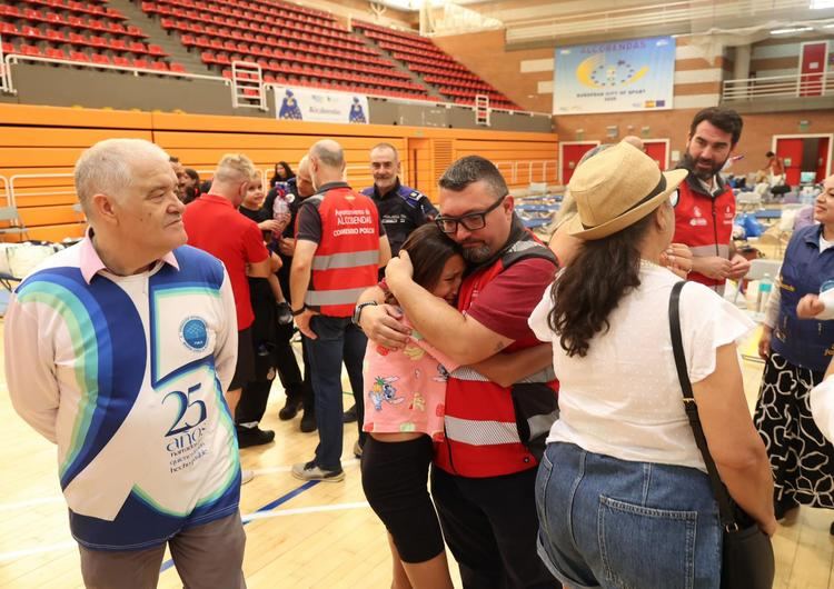 Los evacuados de Navalagamella en Alcobendas regresan a sus hogares en una despedida cargada de cariño y emoción por parte de todos