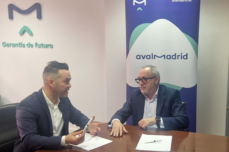 Avalmadrid y la Asociación Española del Automóvil Ecológico firman un acuerdo para financiar la compra de vehículos ecológicos y licencias para el taxi