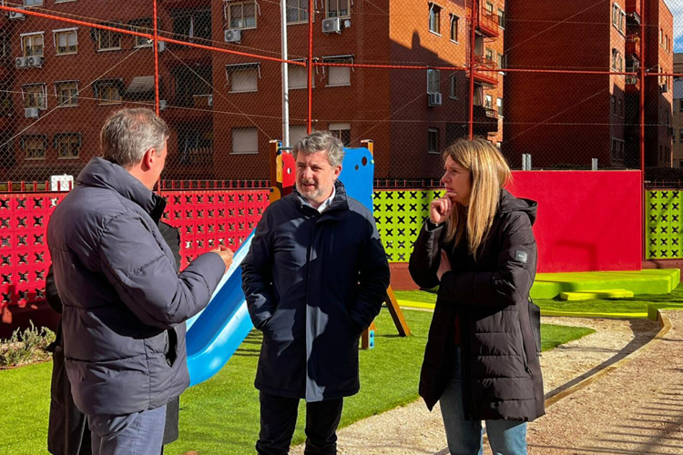 Barajas impulsa la renaturalización de patios escolares con un proyecto piloto en el CEIP Calderón de la Barca