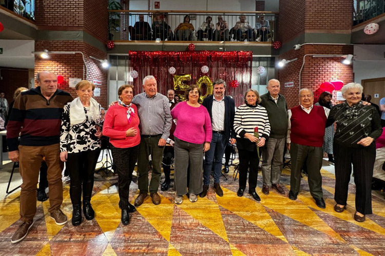Barajas celebra las bodas de oro de cinco parejas del distrito en la víspera de San Valentín