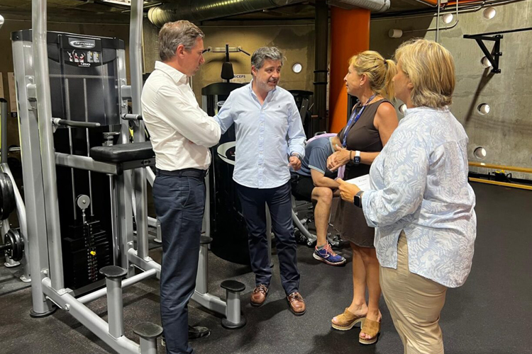 El programa ‘Agosto contigo’ permite disfrutar a 500 personas al día de la piscina y la sala de musculación del CDM Barajas