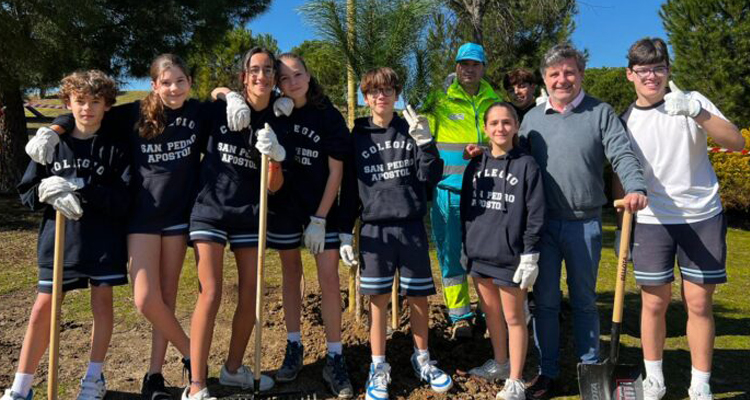 La Junta y escolares de Barajas celebran el Día del Árbol plantando 40 ejemplares