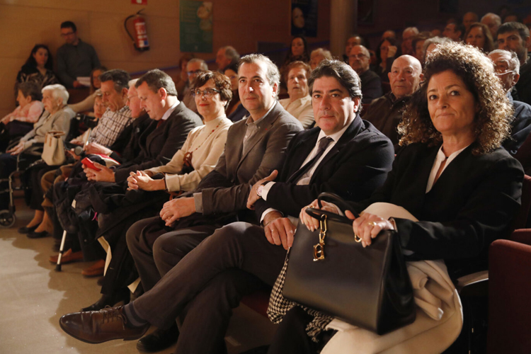 Hortaleza rinde homenaje a vecinos centenarios y voluntarios en los I Premios de Mayores