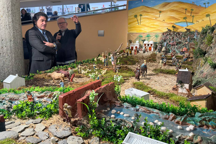 Hortaleza da la bienvenida al primer belén del distrito, realizado por los mayores voluntarios