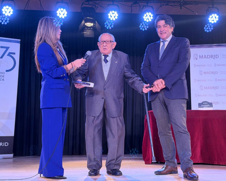 Hortaleza rinde homenaje a once vecinos centenarios y personas mayores cuidadoras