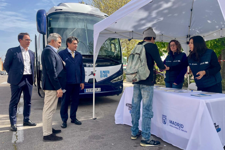 El ‘Bus del Empleo’ visita Hortaleza para facilitar recursos a las personas desempleadas