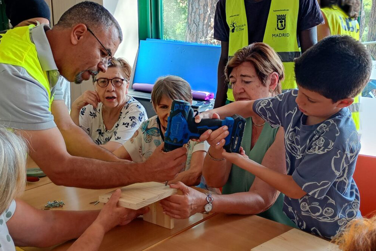 Hortaleza favorece la conciliación y el intercambio de experiencias a través de un campamento de verano intergeneracional