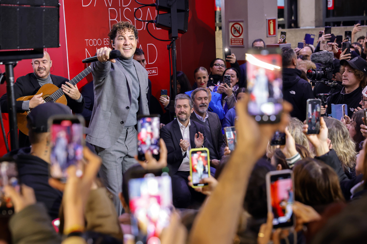 La Comunidad de Madrid inaugura el Tren Mágico de la Navidad en la Línea 3 de Metro con la actuación de David Bisbal