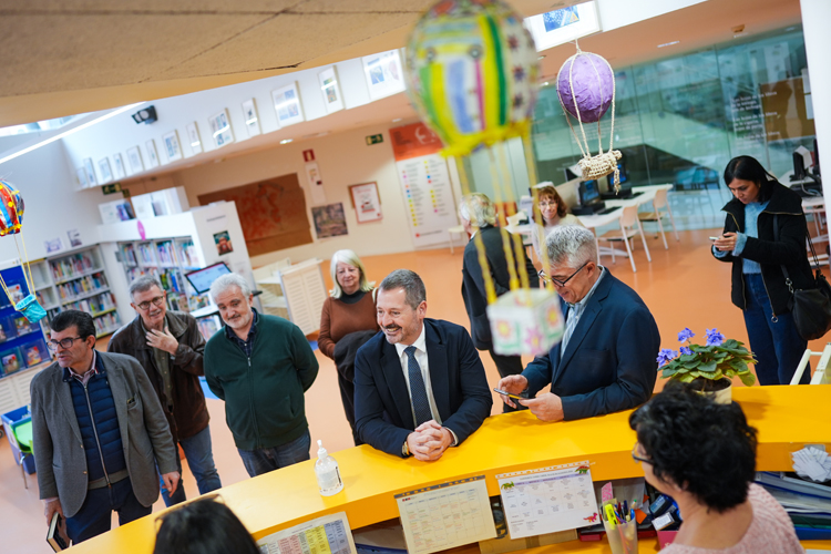 La Comunidad de Madrid dedica un mural al escritor Luis Martín-Santos en la biblioteca que lleva su nombre en Villa de Vallecas