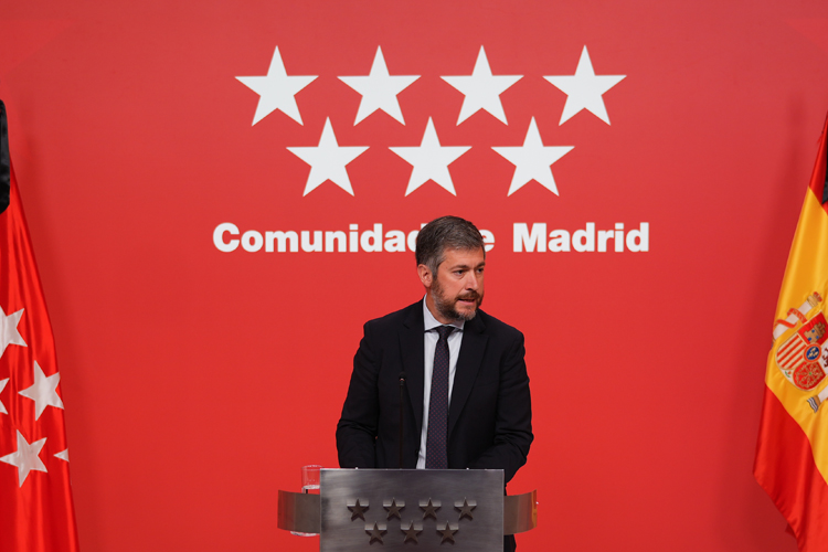 La Comunidad de Madrid aprueba la reducción de horas lectivas desde el próximo curso y 850 nuevos maestros en su educación pública