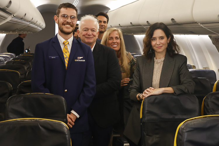 Díaz Ayuso en el nuevo Centro de Entrenamiento de Pilotos de Ryanair: “Las inversiones tienen en Madrid su casa porque somos estables”