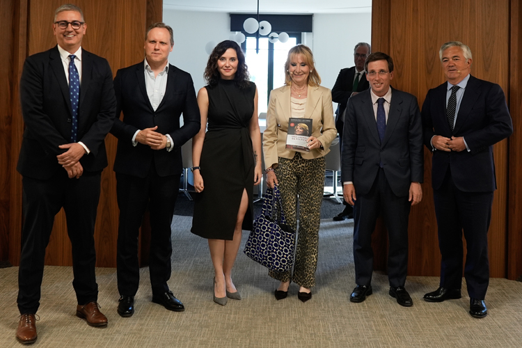 Díaz Ayuso: “Tenemos que reconstruir el orden constitucional que han venido minando socialistas y nacionalistas desde hace décadas'