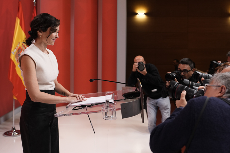 Díaz Ayuso reclama una nueva etapa de “decoro y reputación institucional” en España: “Que Sánchez se quede solo en el siniestro muro que ha levantado”