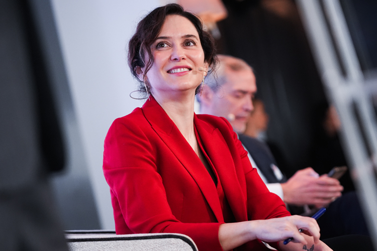 Díaz Ayuso apela a abrir los ojos en Bruselas: “La crisis mundial de la inmigración tiene en Sánchez a un verdadero incendiario. Sánchez es crisis internacional y parálisis nacional”