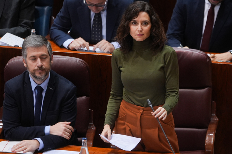 Díaz Ayuso da la “enhorabuena” a Vox por su “trabajo” con “mentiras” que solo favorecen al Gobierno de Sánchez y a sus socios y se refiere al “tecnocomunista” Sánchez