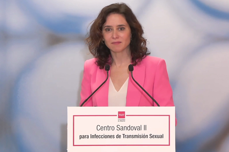 Díaz Ayuso tilda de “profundamente tirana e insensata” la reducción de la jornada laboral y la achaca a que la vicepresidenta se va “hundiendo en las encuestas y necesita algún titular”