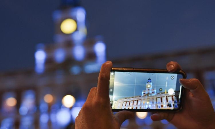 LA FACHADA DE LA REAL CASA DE CORREOS SE CONVIERTE ESTA NAVIDAD EN LA MÁGICA FÁBRICA DE LOS DESEOS