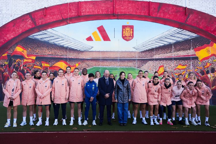 Díaz Ayuso en la presentación de la final de la UEFA Women’s Nation League: “Madrid habla por España entera con orgullo y la proyecta al exterior”