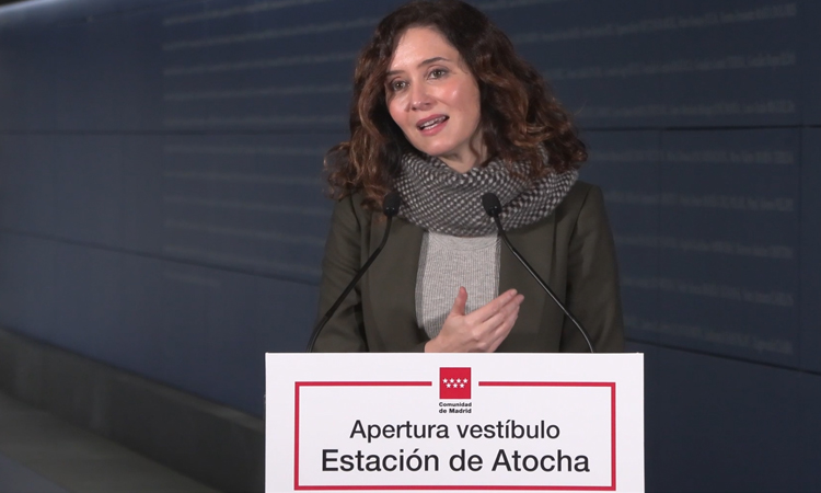 Díaz Ayuso recuerda a las víctimas del 11M en el nuevo vestíbulo de la Estación de Atocha: “A pesar de las amenazas el terror no puede con la vida de Madrid”