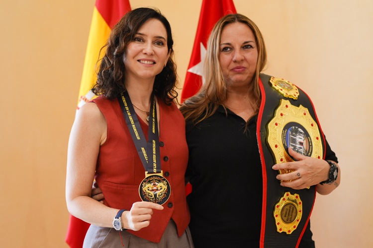 Díaz Ayuso recibe en la Real Casa de Correos a Cristina Álvarez, pentacampeona del mundo de defensa personal kajukenbo