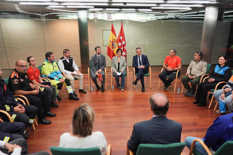 Díaz Ayuso agradece la ejemplar respuesta de profesionales y voluntarios madrileños desplazados a Valencia por la DANA 