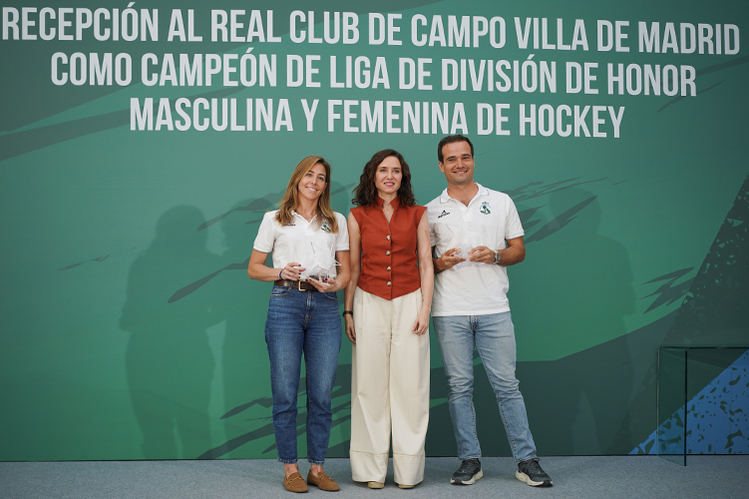 Díaz Ayuso felicita a los equipos de hockey hierba del Real Club de Campo Villa de Madrid tras su doblete ligero: “Sois parte de la historia del deporte”