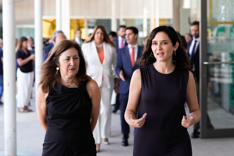 Díaz Ayuso en la toma de posesión de la rectora de la Universidad Autónoma: “La Comunidad de Madrid siempre va a trabajar por tender puentes”