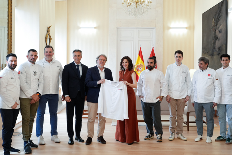 Díaz Ayuso recibe en la Real Casa de Correos a los Cocineros, Reposteros y Sumilleres Madrileños premiados en Madrid Fusión
