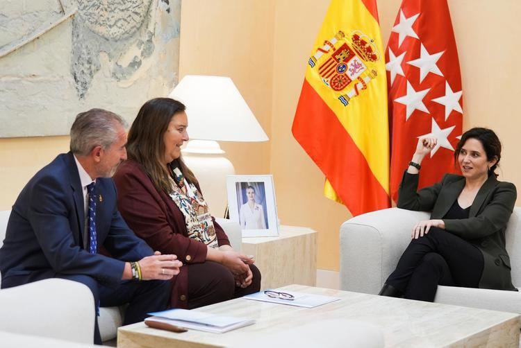 Díaz Ayuso recibe en la Real Casa de Correos a la Presidenta de la Asociación de Víctimas del Terrorismo