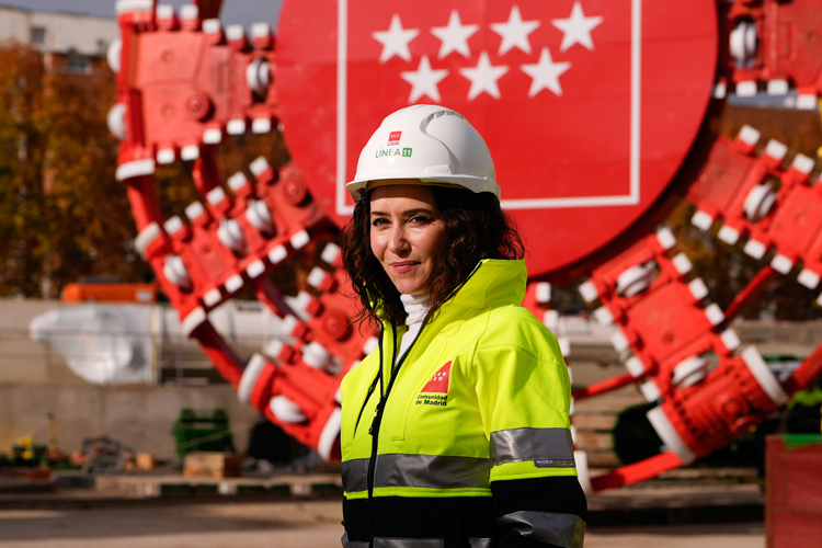 Díaz Ayuso en el montaje de la tuneladora Mayrit para ampliar la Línea 11 de Metro: “Es un referente mundial en excavación subterránea”