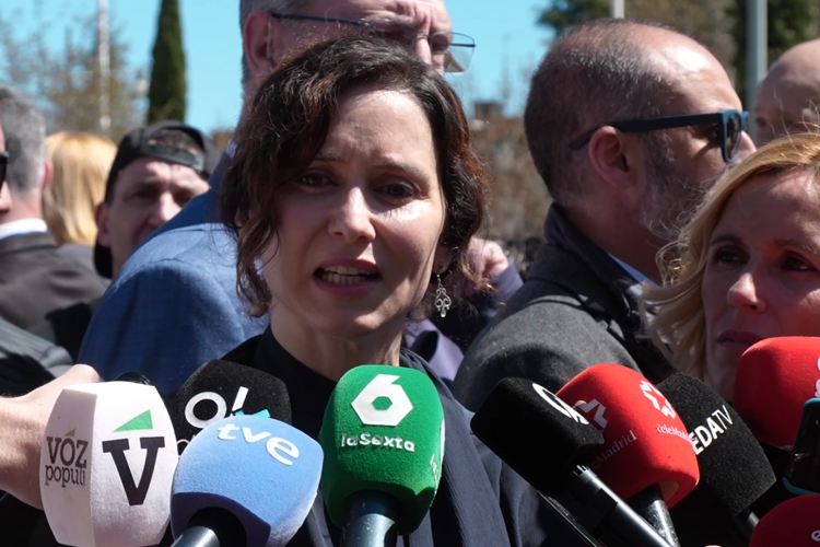 Díaz Ayuso denuncia el mensaje preocupante de que el Ejército le pertenece a un Gobierno o a un presidente: 'Es algo que no se ha visto nunca'