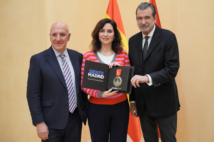Díaz Ayuso, reconocida como Maratoniana de Honor por su apoyo al Zurich Rock ’n’ Roll Running Series Madrid