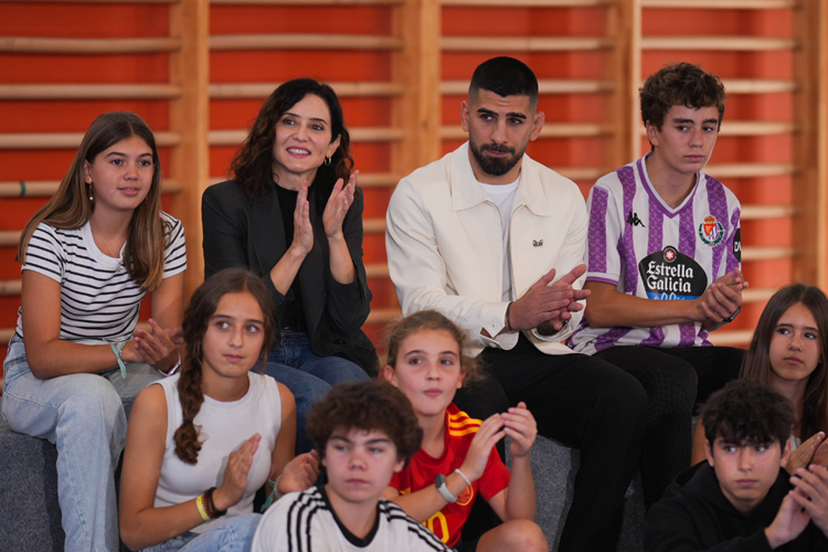 Díaz Ayuso elogia el “ejemplo altruista” de Topuria para ayudar a la Comunidad de Madrid a concienciar a los jóvenes contra las drogas y el acoso escolar