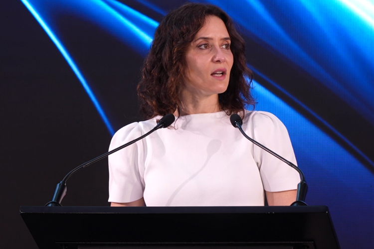 Díaz Ayuso denuncia el “pensamiento colectivista totalitario” que quiere “pudrir el alma” pero advierte: “No se pide permiso para defender la libertad”