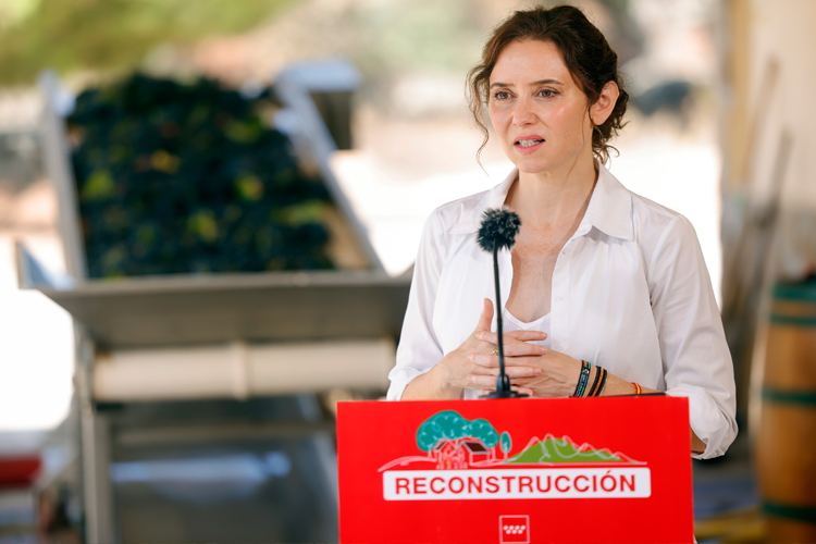 Díaz Ayuso denuncia que mientras Sánchez 'sigue de vacaciones con sus chanclas en La Mareta', Ceuta está 'al borde del colapso con grandes problemas sanitarios”