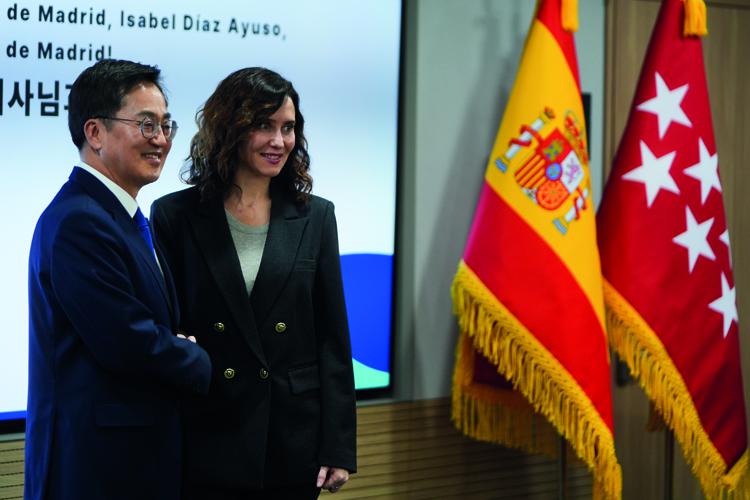 Díaz Ayuso se reúne con el gobernador de Gyeonggi y aborda futuros intercambios de cara al 75º aniversario de las relaciones entre España y Corea