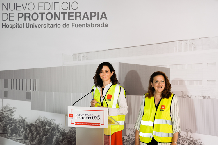 Díaz Ayuso presenta la primera Unidad de Protonterapia contra el cáncer de la sanidad pública madrileña en el Hospital de Fuenlabrada