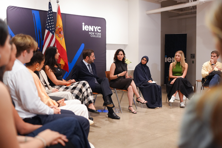 Díaz Ayuso a los alumnos del IE de Nueva York: “Os esperamos en Madrid con muchos proyectos, ilusión y los brazos abiertos” 