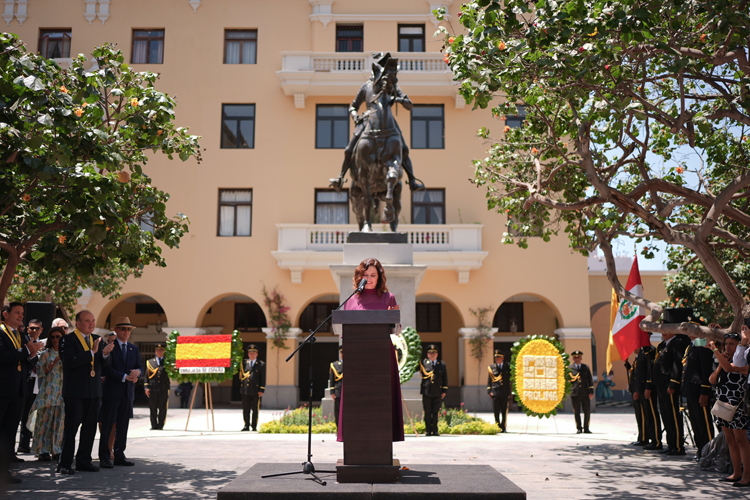 La Presidenta de la Comunidad de Madrid ha depositado junto al alcalde de la capital una ofrenda floral en el monumento al conquistador extremeño