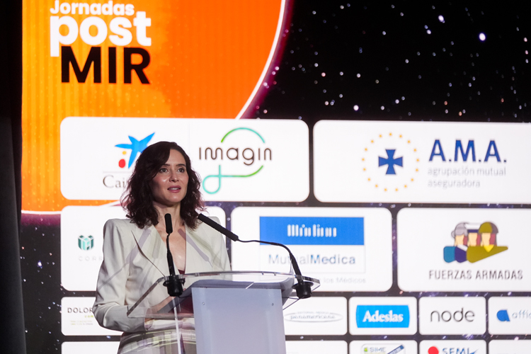 Díaz Ayuso anima a médicos y enfermeros residentes a elegir Madrid para formarse en la región “con más esperanza de vida de Europa”