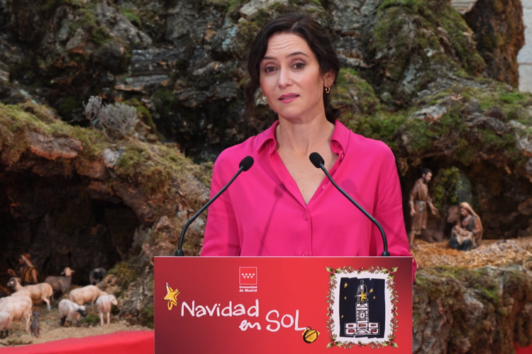 Díaz Ayuso inaugura el Belén de la Real Casa de Correos que este año revive la Huida a Egipto de la Sagrada Familia bajo un cielo de 60.000 estrellas