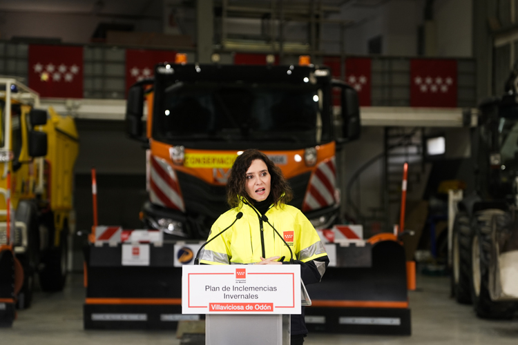 Díaz Ayuso presenta el Plan de Inclemencias Invernales 2025/26 con 6.600 efectivos, señales antihielo y sensores en calzadas que mejoran la seguridaden carretera