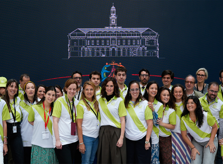 Díaz Ayuso supervisa el Centro Internacional de Prensa que abre mañana en la Real Casa de Correos para la visita apostólica del Papa León XIV a España