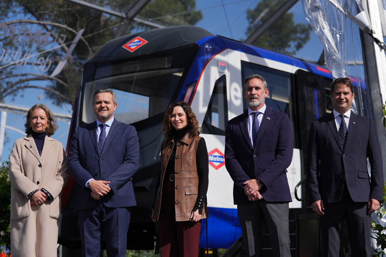 La Presidenta de la Comunidad de Madrid ha conocido hoy, en la Plaza de Colón, la maqueta a tamaño real de los nuevos convoyes
