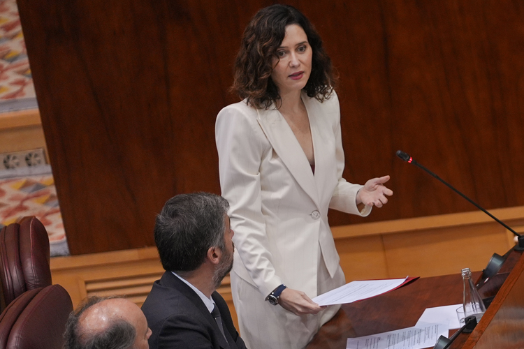 Díaz Ayuso defiende la financiación de Madrid en universidades y subraya: “La mujer del presidente del Gobierno es la única que se ha lucrado con la universidad pública y con los títulos”