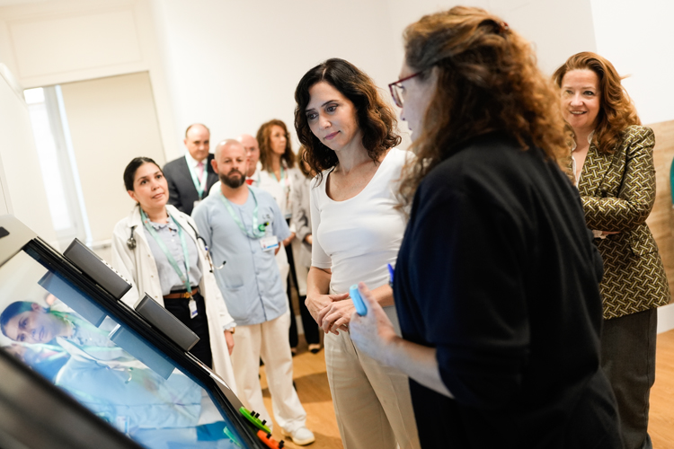 Díaz Ayuso en la nueva Unidad de ELA del Hospital público Santa Cristina: “No vamos a dejar de luchar por que cada paciente viva en las mejores condiciones”