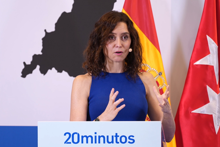 Díaz Ayuso recopila 'en cinco folios' los temas de corrupción, nepotismo y autoritarismo del Gobierno de Sánchez de esta semana
