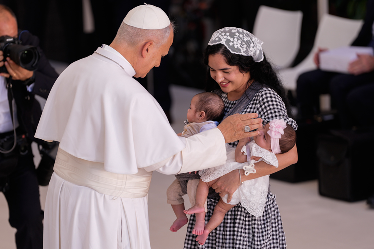 El Papa León XIV visita el Centro de Acogida CEDIA de Cáritas, donde la Comunidad de Madrid despliega el programa Sal de la Calle